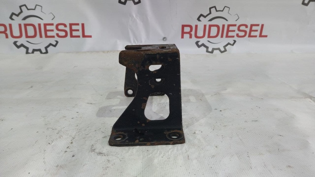 кронштейн бампера правый б/у - 1